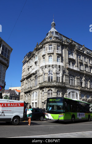 Öffentlicher Bus und typische Gebäude aus Granit, Porta Sol, Vigo, Galizien, Spanien Stockfoto