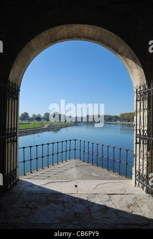 Ansicht des Flusses Rhône von innerhalb der St.-Nikolaus-Kapelle in Le Pont d ' Avignon (Brücke von Avignon), Avignon, Provence, Frankreich. Stockfoto