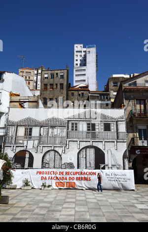 Melden Sie sich in galizischer Sprache auf Fachada do Berbes, ein historisches Gebäude, das entlang der Hafenpromenade, Vigo, Galicien, Spanien restauriert wird Stockfoto