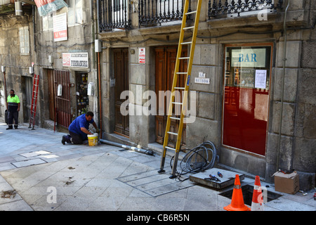 Arbeiter reparieren Strom Kabel in Casco Viejo / Altstadt, Vigo, Galizien, Spanien Stockfoto