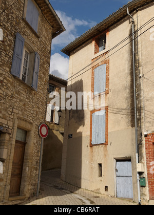 Eine Seitenstraße im Dorf Sablet, Vaucluse, Provence, Frankreich. Stockfoto