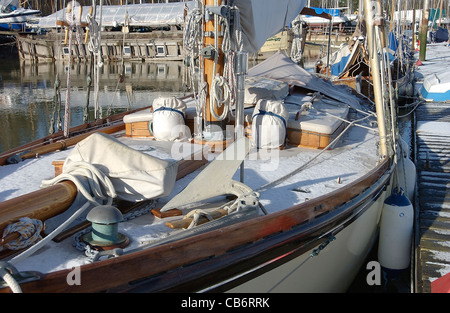 Ein sonniger Tag mit Schnee auf dem Boden in der Elefant Bootswerft, Bursledon, Hampshire, England, UK Stockfoto