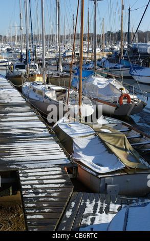 Ein sonniger Tag mit Schnee auf dem Boden in der Elefant Bootswerft, Bursledon, Hampshire, England, UK Stockfoto