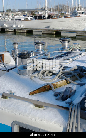 Ein sonniger Tag mit Schnee auf dem Boden in der Elefant Bootswerft, Bursledon, Hampshire, England, UK Stockfoto