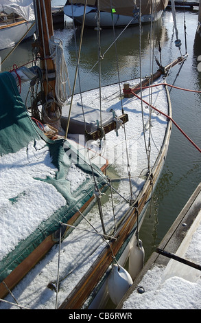 Ein sonniger Tag mit Schnee auf dem Boden in der Elefant Bootswerft, Bursledon, Hampshire, England, UK Stockfoto