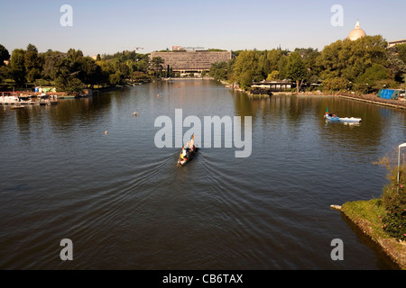 Menschen-Kanufahrt in den künstlichen See Surraunding Park Eur Bezirk Rom Italien Stockfoto