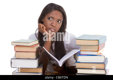 High School College ethnischen afroamerikanische Studentin Schreibtisch mit viele Bücher in der Klasse oder Bibliothek Hausaufgaben sitzen Stockfoto