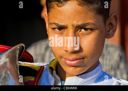 Jaipur Stadt junge Trompete Musiker Porträt Sonne Augen Stockfoto