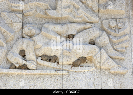 Einzigartige Vogel (Schwalbe) nistet in Steinrelief mit kommunistischen Motive am Bahnhof, Bulgarien Stockfoto