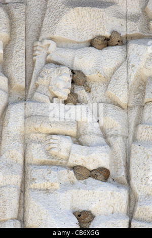 Einzigartige Vogel (Schwalbe) nistet in Steinrelief mit kommunistischen Motive am Bahnhof, Bulgarien Stockfoto