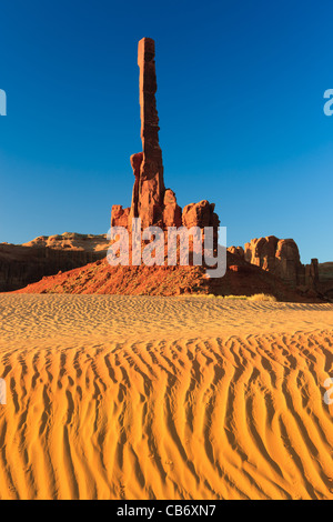 Totempfahl bei Sonnenaufgang, Monument Valley, Utah - Arizona Stockfoto