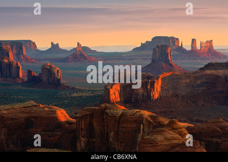 Sonnenaufgang mit dem Blick von Hunts Mesa im Monument Valley an der Grenze zwischen Utah und Arizona, USA Stockfoto