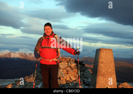 Walker auf dem Nordgipfel des Ben Vorlich in der Nähe von Loch Lomond im Winter Abendlicht Stockfoto