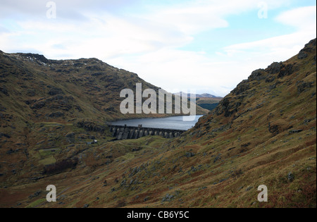 Loch Sloy Damm und die Hänge des Beinn Dubh von Ben Vorlich Stockfoto