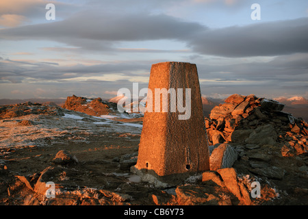 Trigonometrischen Punkt auf dem Gipfel des Ben Vorlich im Winter in Schottland Stockfoto