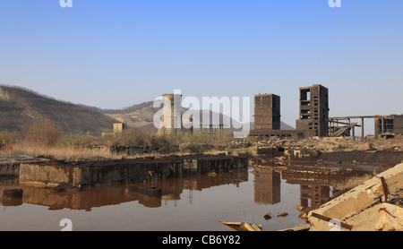 Ruinen eines sehr stark verschmutzten Industrieareals bei Copsa Mica, Rumänien. Stockfoto