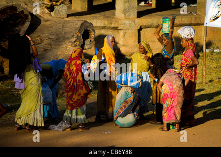Hampi Ruinen Familie alte junge Saris Frauen Farbe Stockfoto