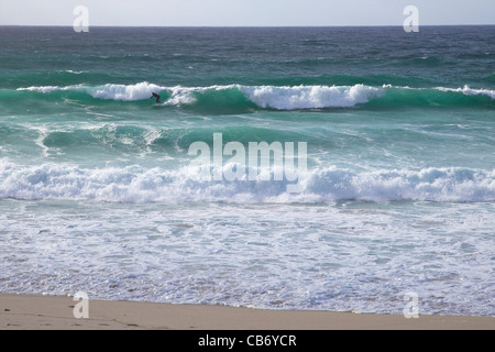 Surfer in rauer See vor Porthmeor Beach, St. Ives, Cornwall, Südwestengland, UK, Vereinigtes Königreich, GB, Großbritannien Stockfoto