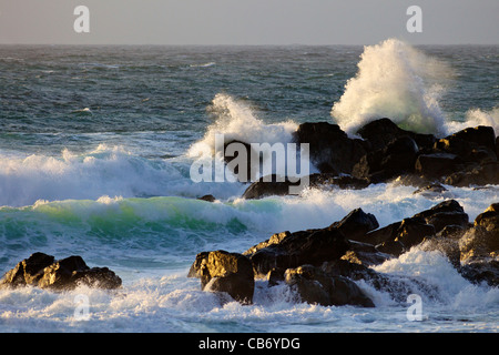 Raue See vor Porthmeor Beach in Abendsonne, St. Ives, Cornwall, Südwestengland, UK, Vereinigtes Königreich, GB, Großbritannien Stockfoto