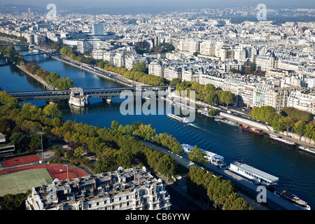 Paris, Blick auf die Stadt aus dem Inneren des Eiffelturms Stockfoto