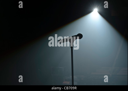 Beleuchteten Mikrofon vor Ort und stehen auf einer leeren Bühne Stockfoto