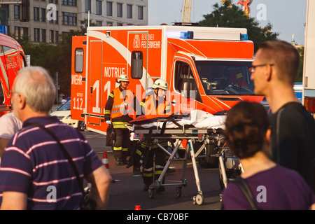 Unfall auf Fußgängerüberweg am Potsdamer Platz. Berlin, Deutschland. Stockfoto