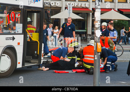 Unfall auf Fußgängerüberweg am Potsdamer Platz. Berlin, Deutschland. Stockfoto