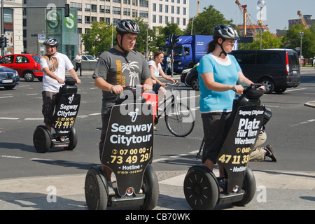 Touristen, die Reiten Segways in Berlin, Deutschland. Stockfoto