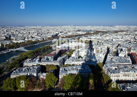 Paris, Blick auf die Stadt aus dem Inneren des Eiffelturms Stockfoto