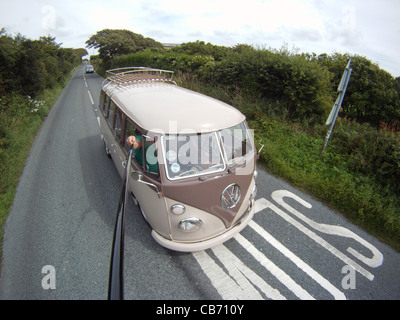 1966, senkte VW Split Screen Wohnmobil, fahren entlang der Straßen von Cornwall. Stockfoto