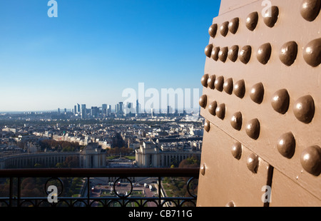 Paris, Blick auf die Stadt aus dem Inneren des Eiffelturms Stockfoto