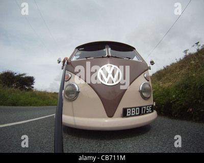 1966, senkte VW Split Screen Wohnmobil, fahren entlang der Straßen von Cornwall. Stockfoto