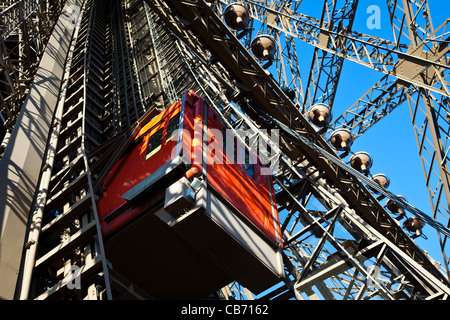 Paris, den wichtigsten Aufzug im Inneren des Eiffelturms Stockfoto
