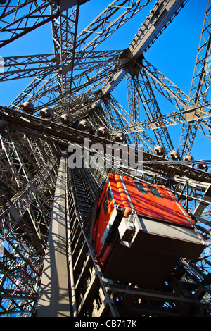 Paris, den wichtigsten Aufzug im Inneren des Eiffelturms Stockfoto