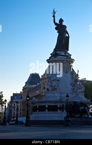 Paris, das Denkmal der Republik mit der Simbolic Statue von Marianna in Place De La République Stockfoto