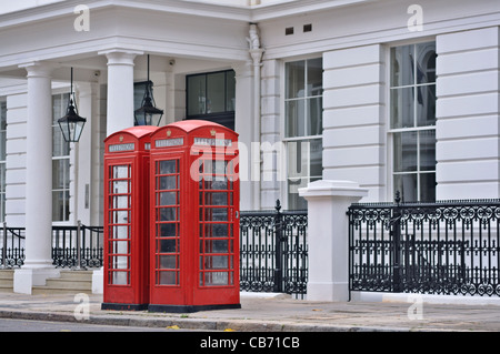 London: Zwei rote Telefonzellen - Symbol für Großbritannien. Stockfoto