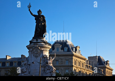 Paris, das Denkmal der Republik mit der Simbolic Statue von Marianna in Place De La République Stockfoto