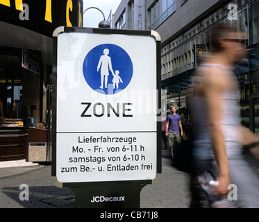 Ein Zeichen markieren den Rand von der autofreien Fußgängerzone im Stadtzentrum von Köln, Deutschland. Stockfoto