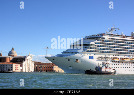 Kreuzfahrtschiff Costa Fortuna in Venedig Stockfoto