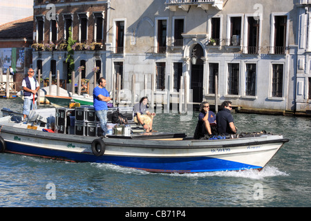 Internationale Filmfestspiele von Venedig - Film Besatzung und Ausrüstung Boot Frachtverkehr auf dem Canale Grande Stockfoto