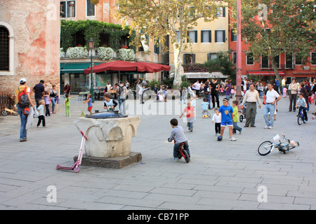 Venezianische Spielplatz - Campo San Giacomo dell'Orio Stockfoto