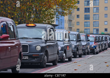 London: London Taxi - Taxi - Warteschlange für Passagiere. Stockfoto