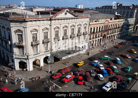 Blick vom Dach des Teatro Nacional de Cuba auf dem Teatro Payret und Paseo Marti, Havanna (La Habana), Kuba Stockfoto