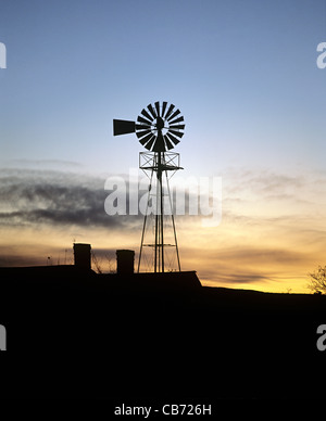 Wind-Pumpe auf einer Farm in Oxfordshire, England. Stockfoto