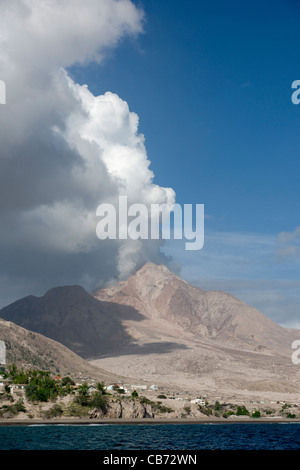 Smoking Soufriere Hills Vulkan überragt der zerstörten ehemaligen Hauptstadt Stadt Plymouth, begraben unter Asche und pyroklastischen Strom, Montserrat Stockfoto