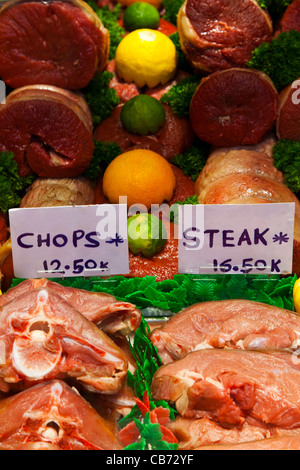 Foto von raw cuts von Fleisch in einem Metzger-Shop einschließlich Rind- und Kalbfleisch Steaks, Koteletts und Gelenke. Stockfoto