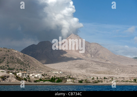 Smoking Soufriere Hills Vulkan überragt der zerstörten ehemaligen Hauptstadt Stadt Plymouth, begraben unter Asche und pyroklastischen Strom, Montserrat Stockfoto