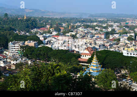 Blick vom buddhistischen Tempel auf Hügel in Maesai Thailand mit Blick auf Tachileik Myanmar mit Pagoden & goldene stupa Stockfoto