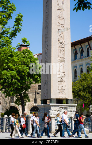 Türkei, Istanbul, Sultanahmet, Touristen in den römischen Hippodrom in bei Meydani neben ägyptischen Obelisk mit Hieroglyphen Stockfoto