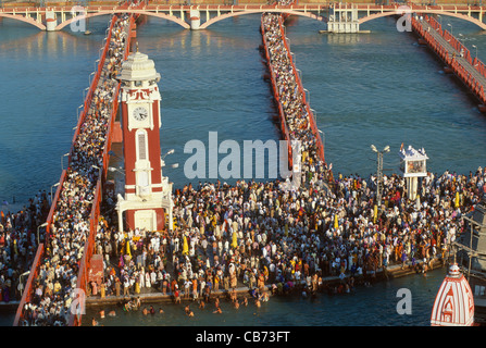 Har-Ki-Pauri Ghat, überfüllt mit Baden Pilger auf der Kumbh Mela, 13. April 1998, Haridwar, Uttarakhand, Indien Stockfoto